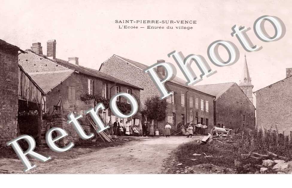 l'école. Entrée du village