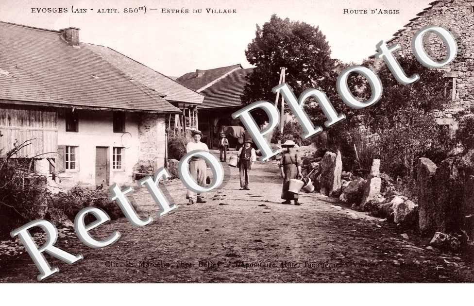 entree du village. Route d'Argis