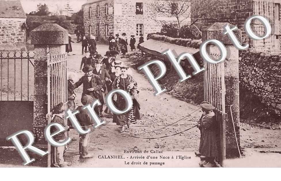 arrivée d'une noce à l'église. Le droit de passage.