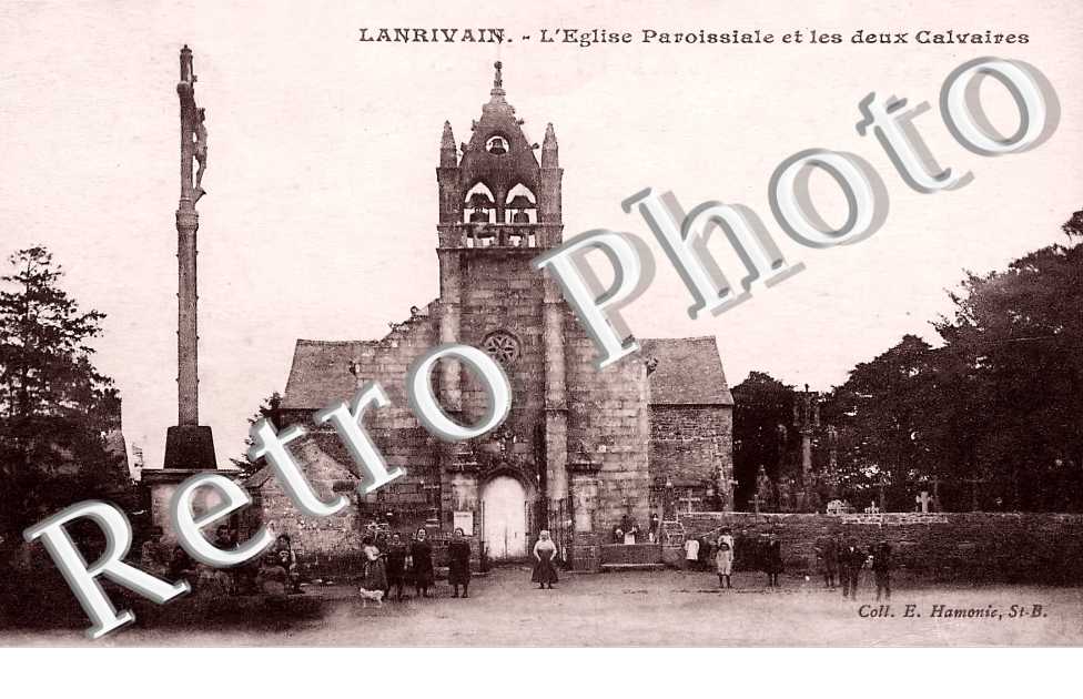 l'église paroissiale et les deux calvaires