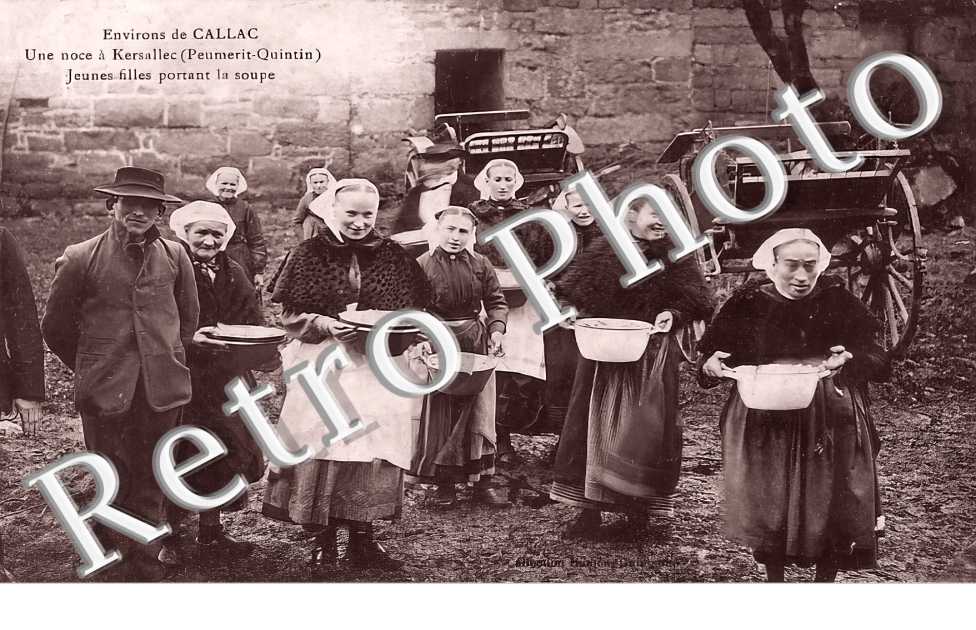 Une noce à Kersallec. Jeunes filles portant la soupe