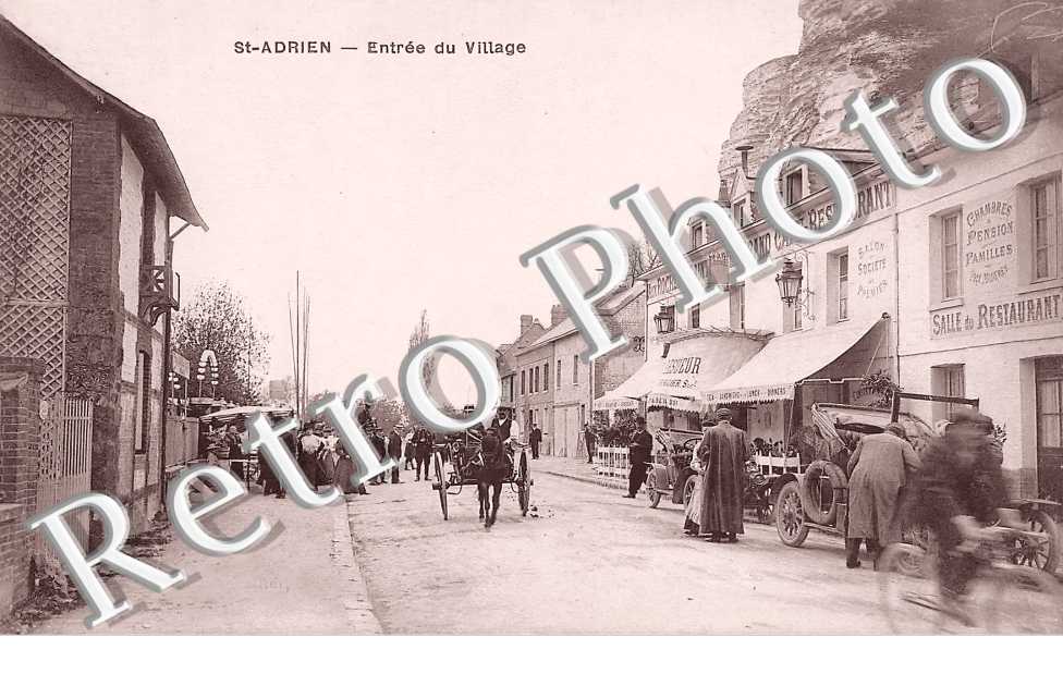 SAINT-ADRIEN. Entrée du village 