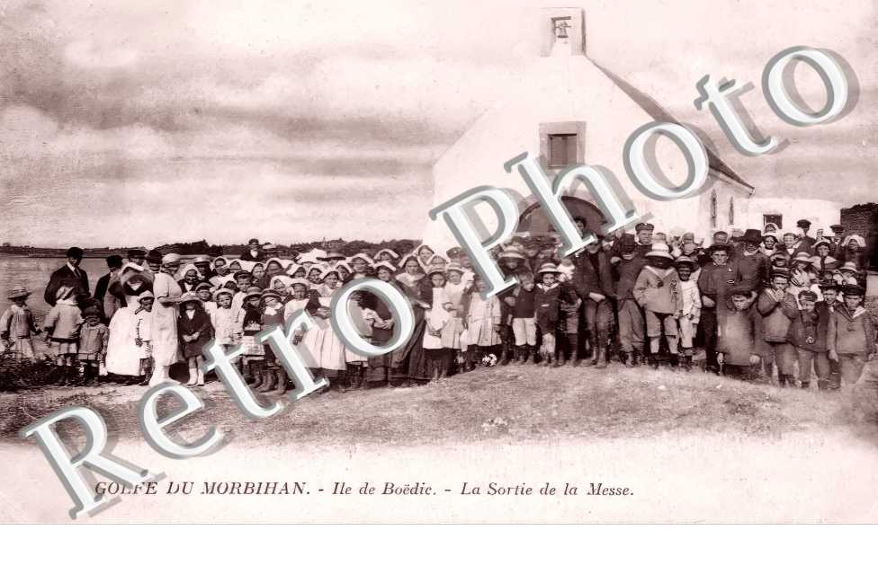 Ile de Boëdic. La sortie de la Messe