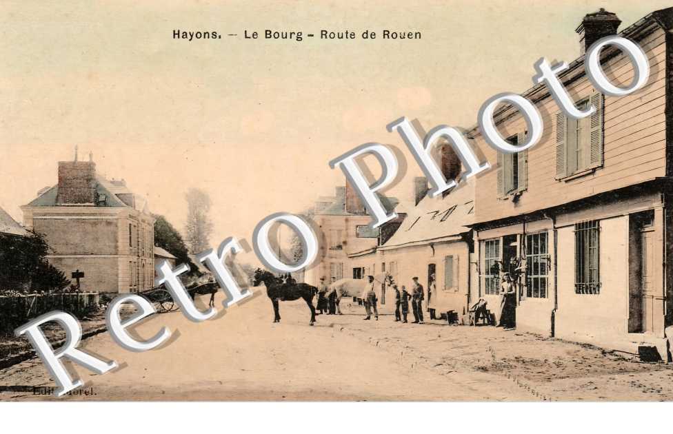 Hayons. Le bourg. Route