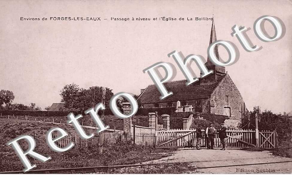passage à niveau et l'église de la Bellière