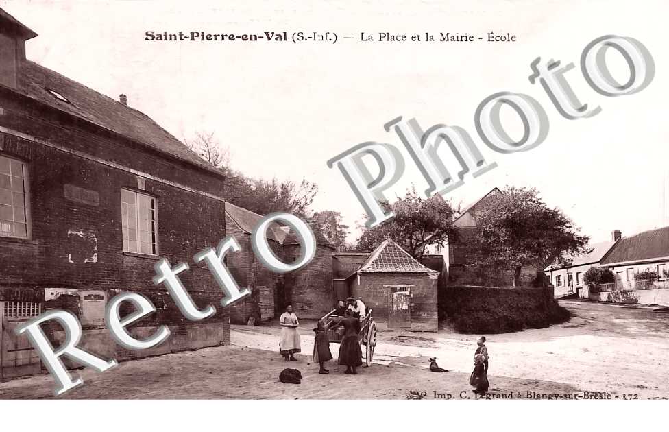 la Place et la mairie. Ecole