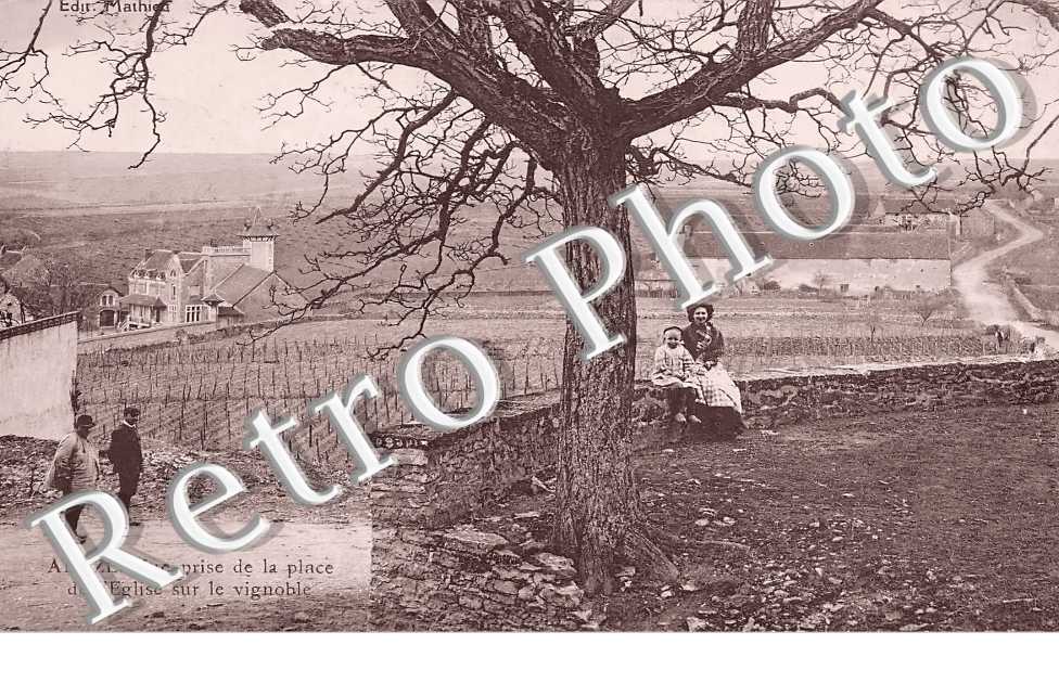 vue prise de la place de l'église sur le vignoble