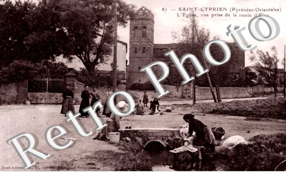 l'église, vue prise de la route d'Elne