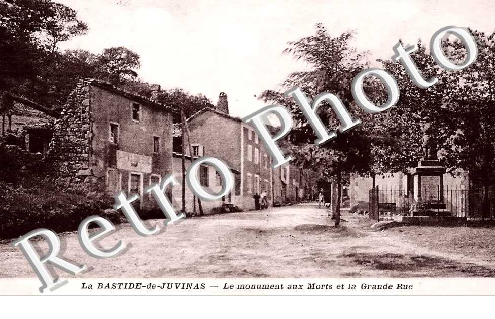 Le monument aux morts et la grande rue