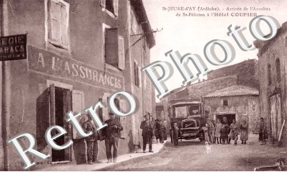 arrivée de l'autobus de Saint-Félicien à l'Hôtel Coupier