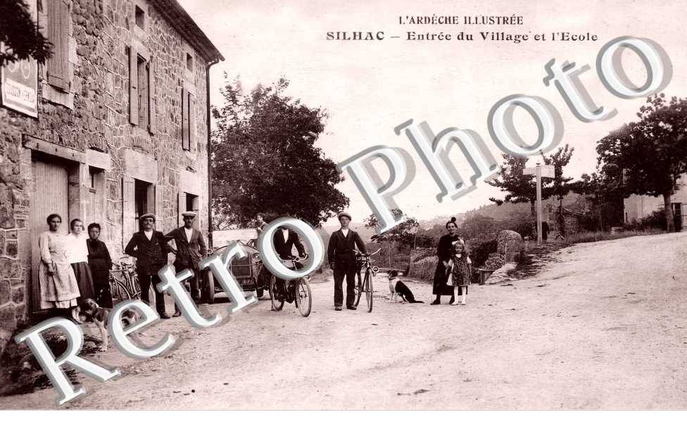 entrée du village et l'école