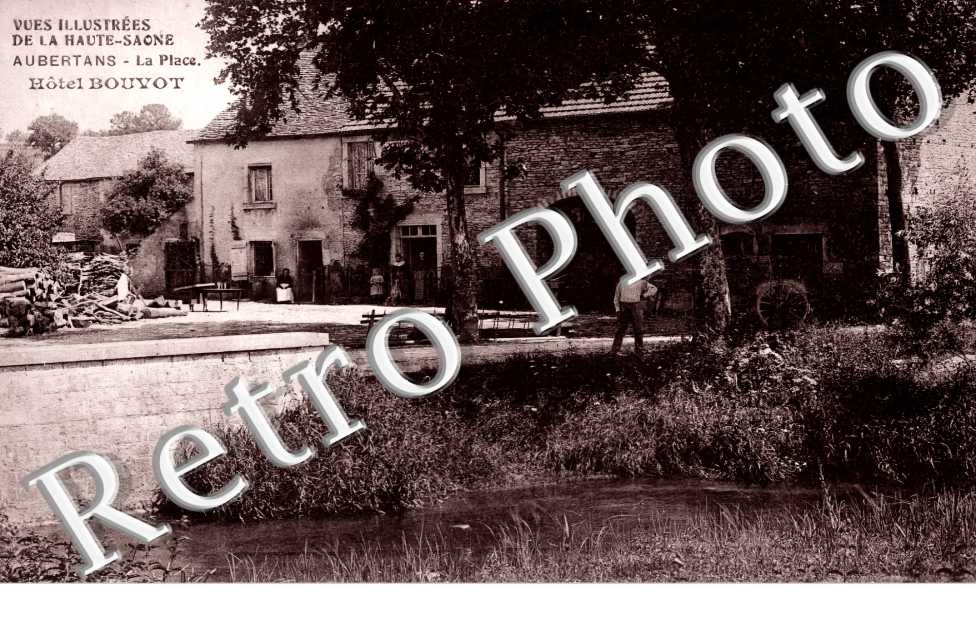 la place. Hôtel Bouvot