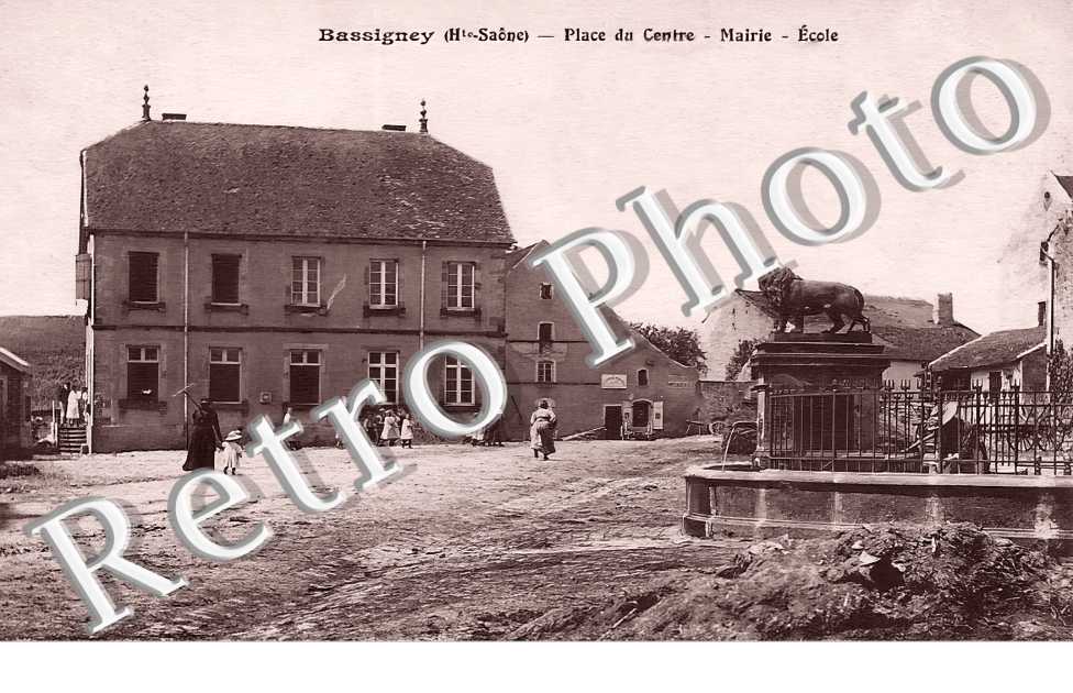 place du centre. Mairie Ecole