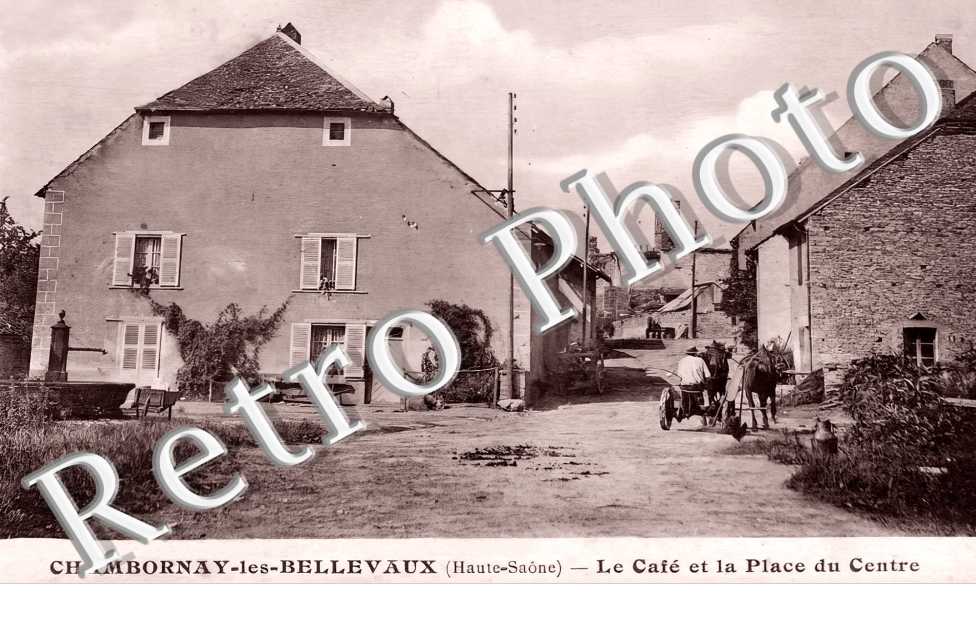 le café et la place du centre