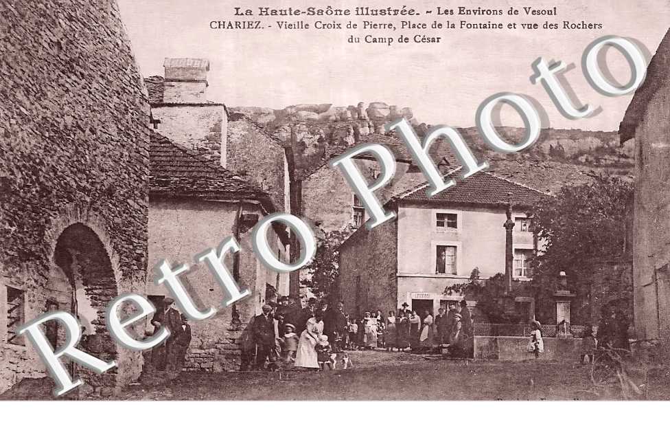 Vieille Croix de Pierre, place de la fontaine et vue des Rochers du Camp de César
