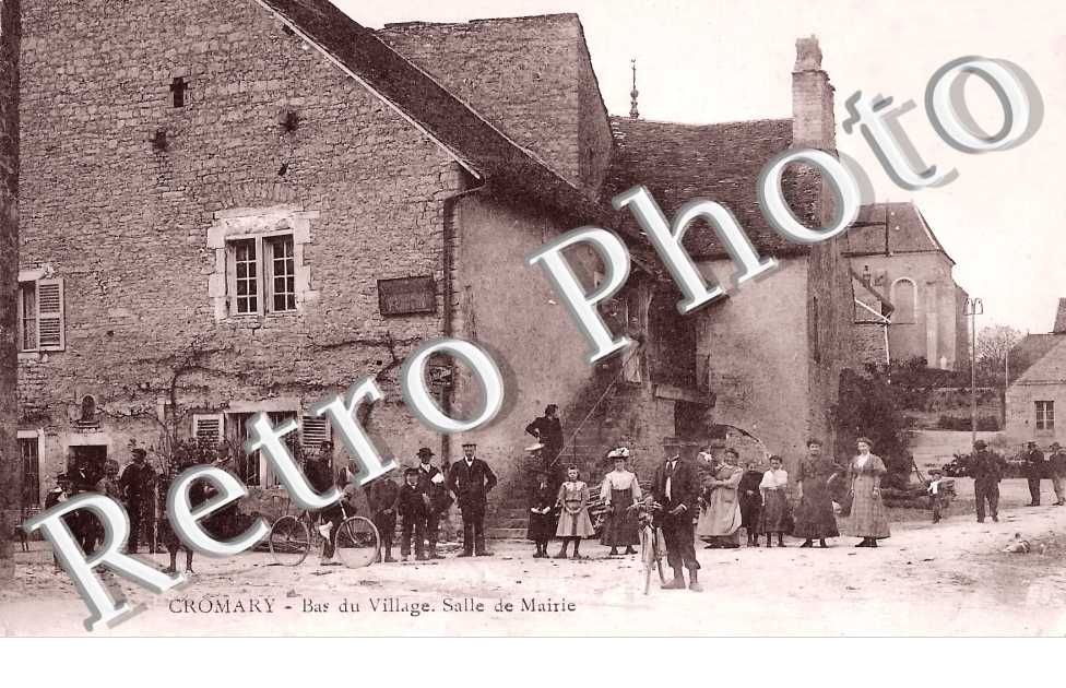 Bas du village. Salle de Mairie