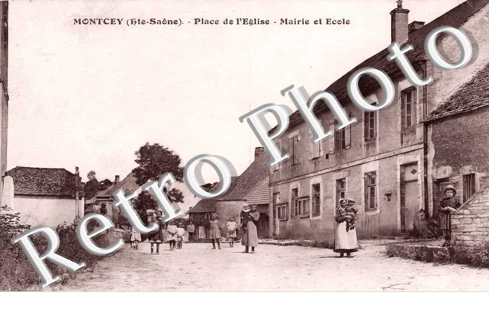 place de l'eglise. Mairie et école