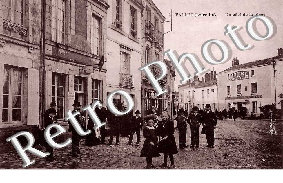 un côté de la place