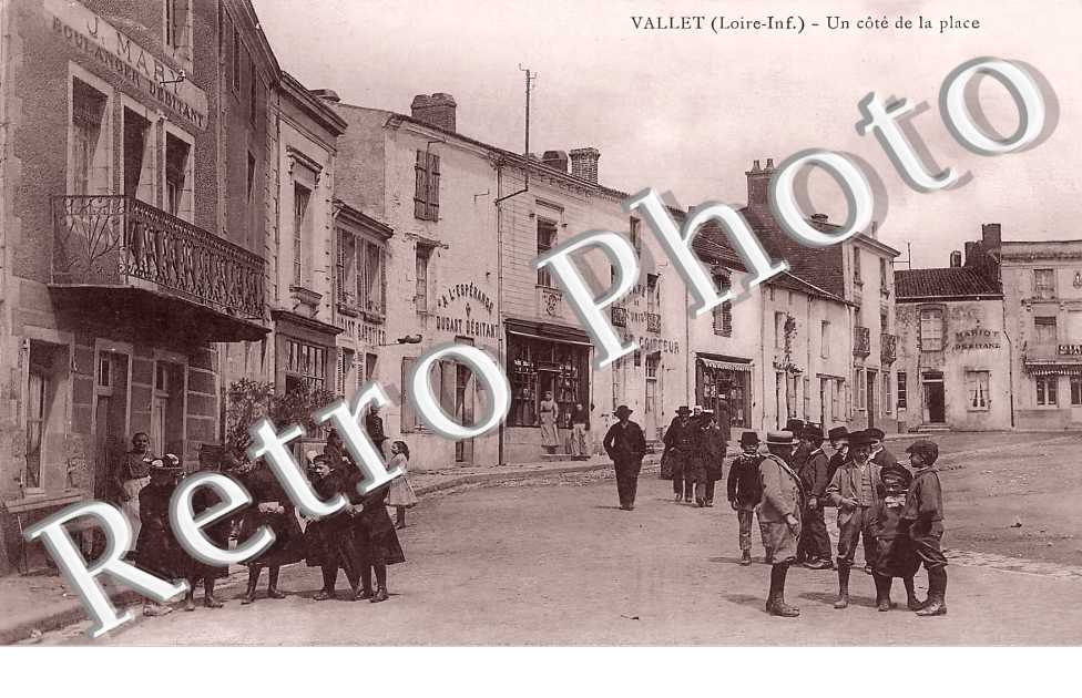 un côté de la place