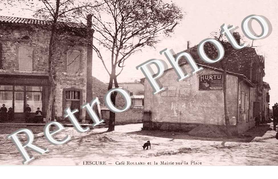 Café Rolland et la mairie sur la place