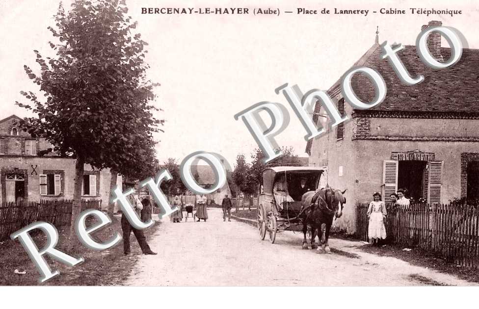 place de Lannerey. Cabine téléphonique