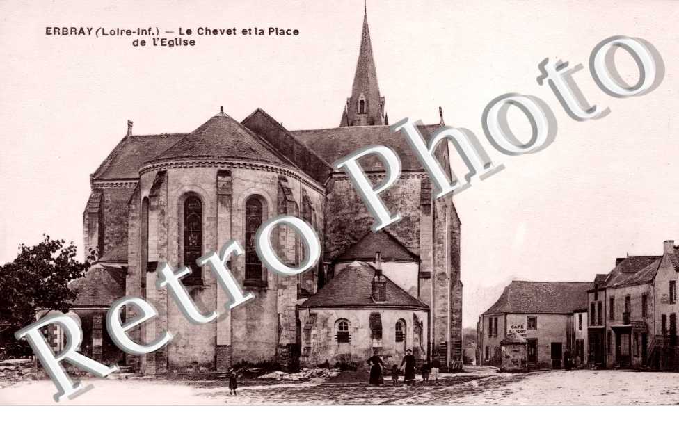 le chevet et la place de l'église