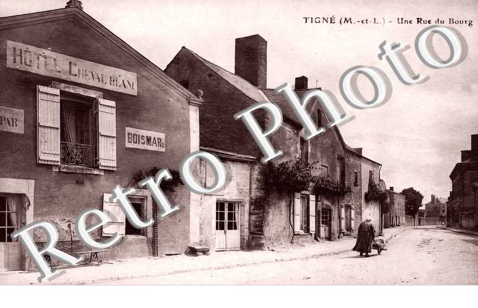 Une rue du bourg. Hôtel Cheval Blanc
