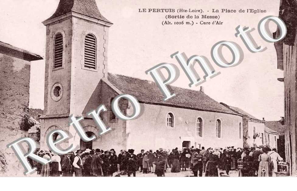 la Place de l'église. Sortie de la Messe