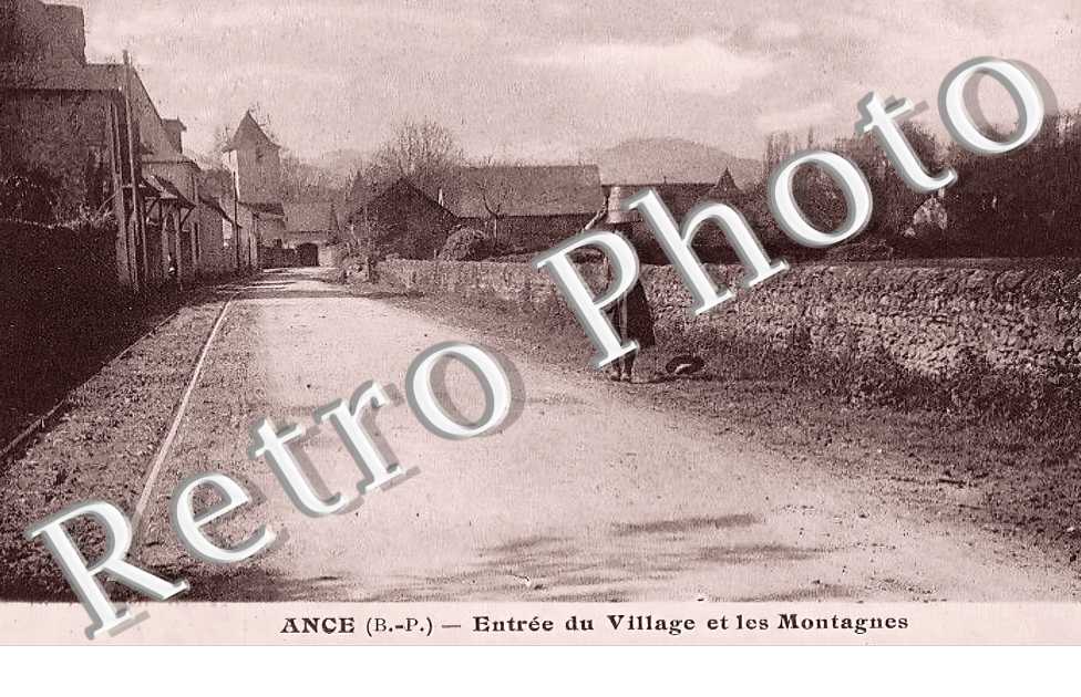 entrée du village et les Montagnes