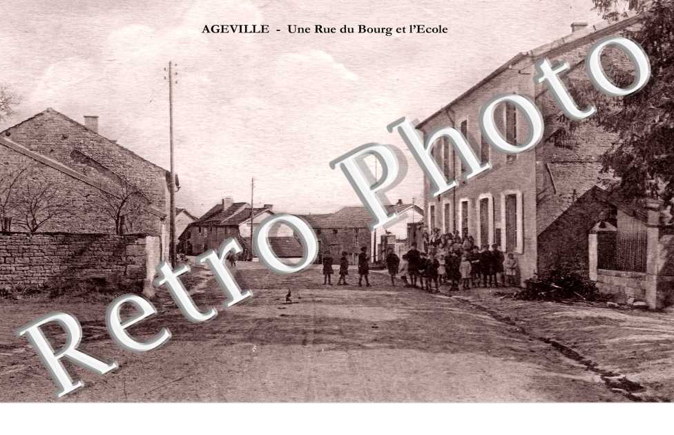 une rue du bourg et l'école