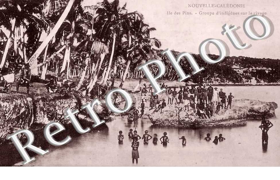 groupe d'indigènes sur le rivage