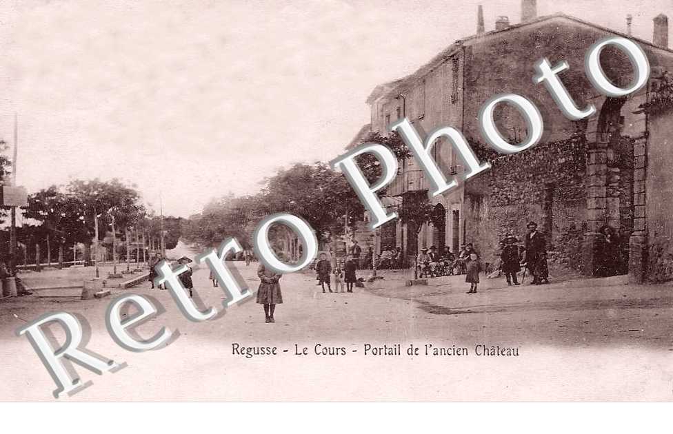 le cours. Portail de l'ancien château