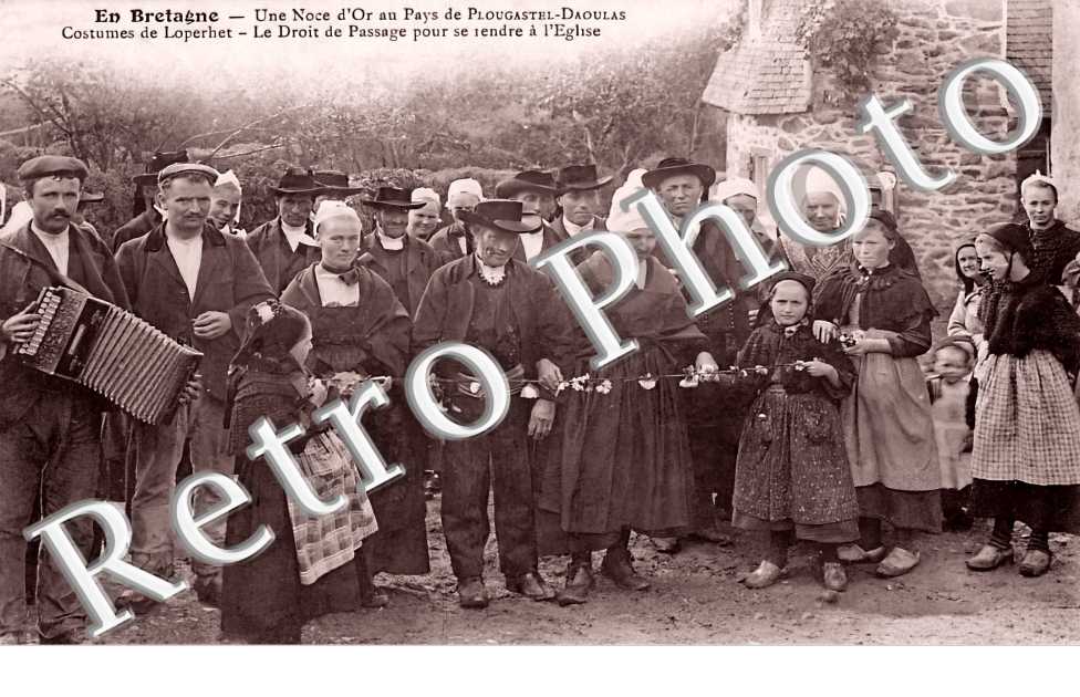 une noce d'or. Costumes de Loperhet. Le droit de passage pour se rendre à l'église.