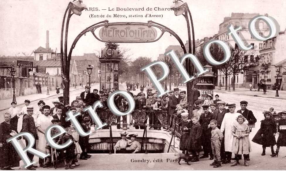 le Boulevard de Charonne (entrée du Métro, station d'Avron)