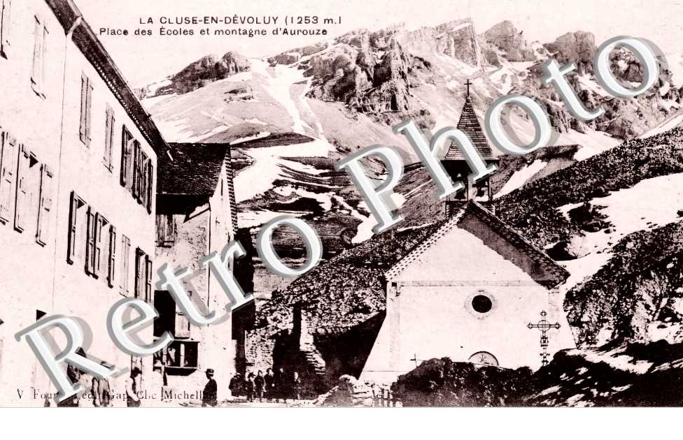 Place des écoles et montagne d'Aurouze