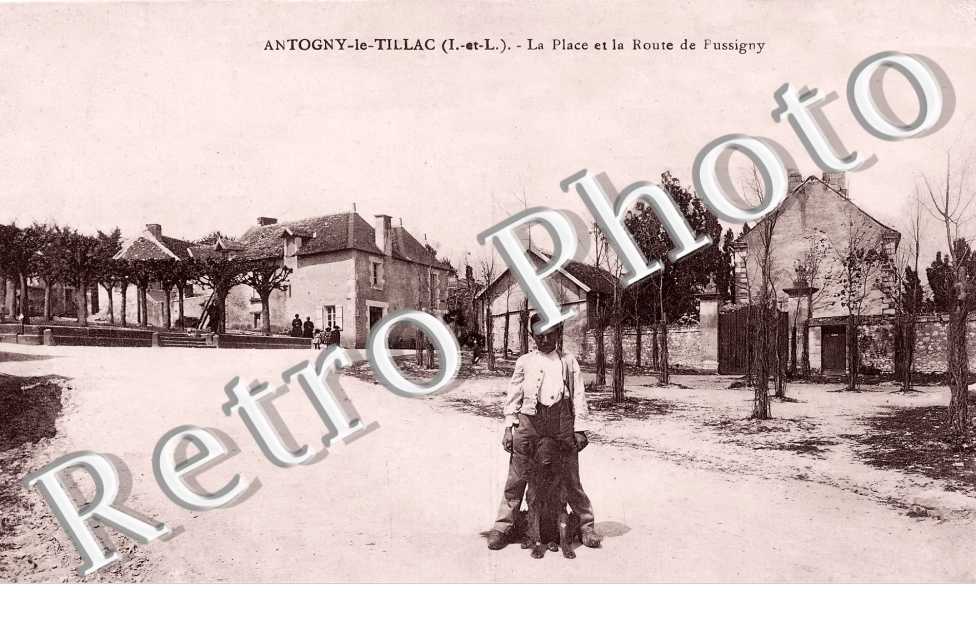 la place et la route de Pussigny