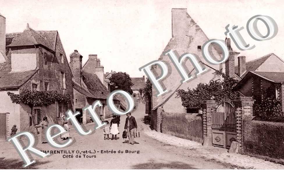entrée du bourg. Côté de Tours