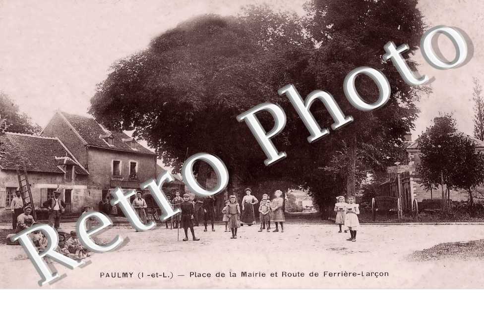 place de la Mairie et route de Ferrière-Larçon