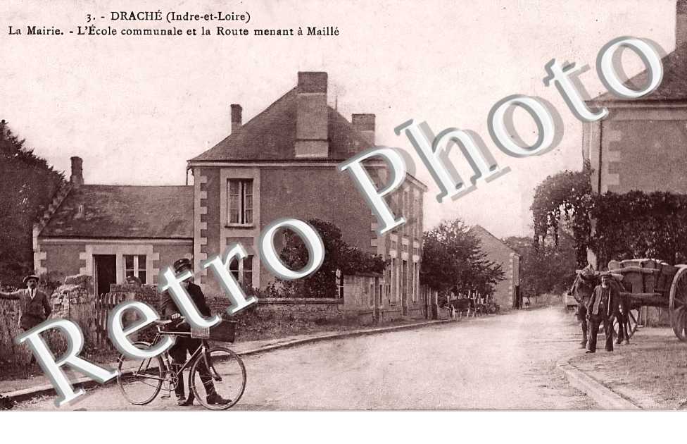 la Mairie. L'école communale et la route menant à Maillé