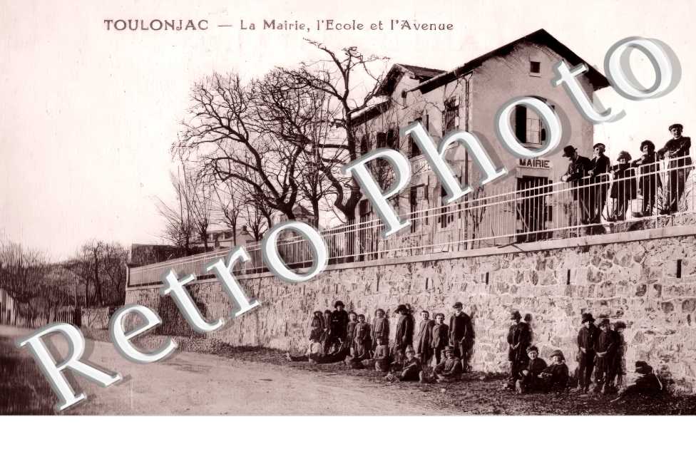 la mairie, l'école et l'avenue