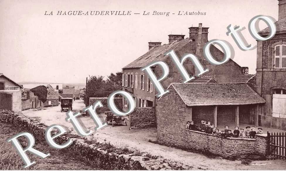 LA HAGUE-AUDERVILLE - Le bourg. L'autobus
