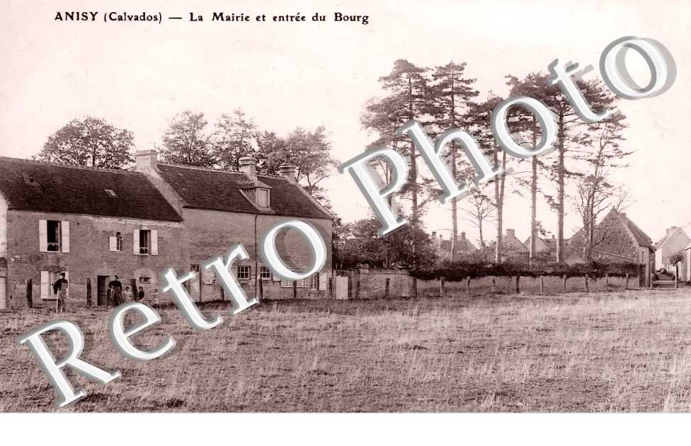 la mairie et entrée du bourg