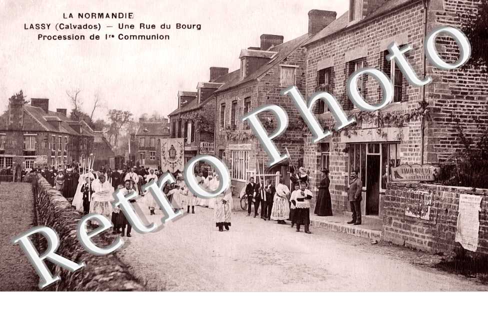 une rue du bourg. Procession de lèere communion