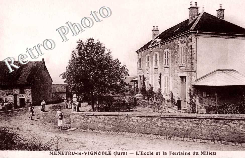 l'école et la fontaine du Milieu