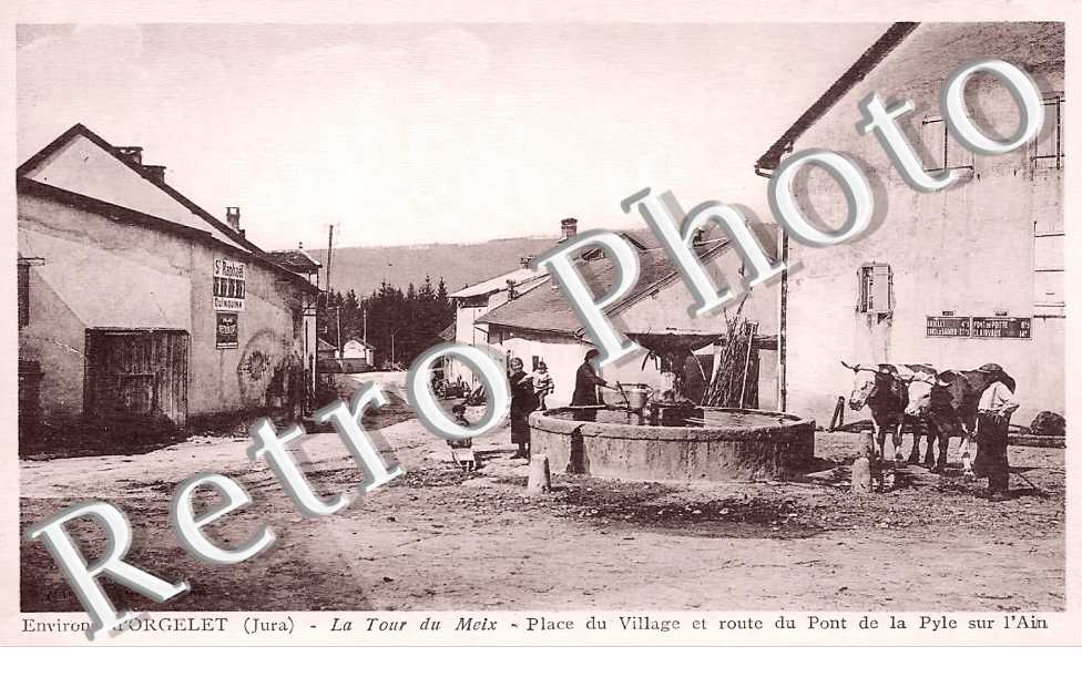 place du village et route du Pont de la Pyle sur l'Ain