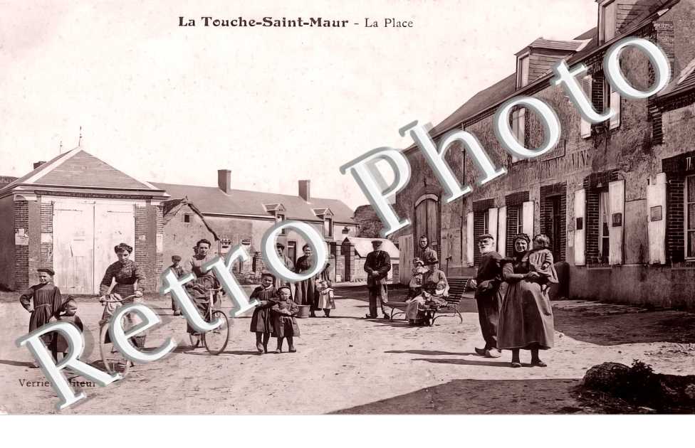 La Touche-Saint-Maur. La place