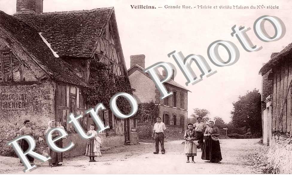 Grande rue. Mairie et vieille Maison du XVè siècle