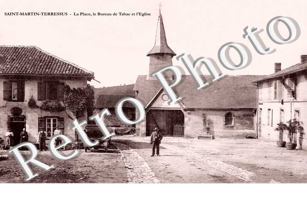la place, le bureau de Tabac et l'église