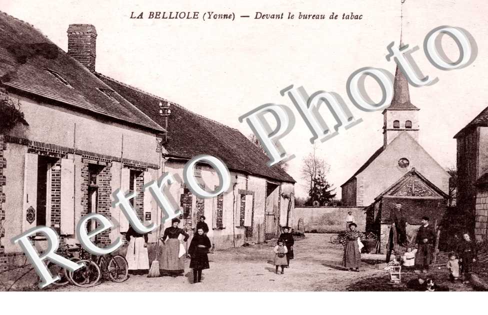 devant le bureau de tabac