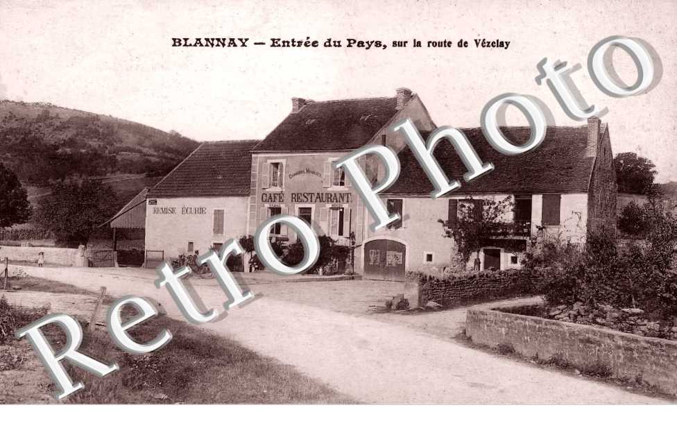 entrée du pays, sur la route de Vézelay